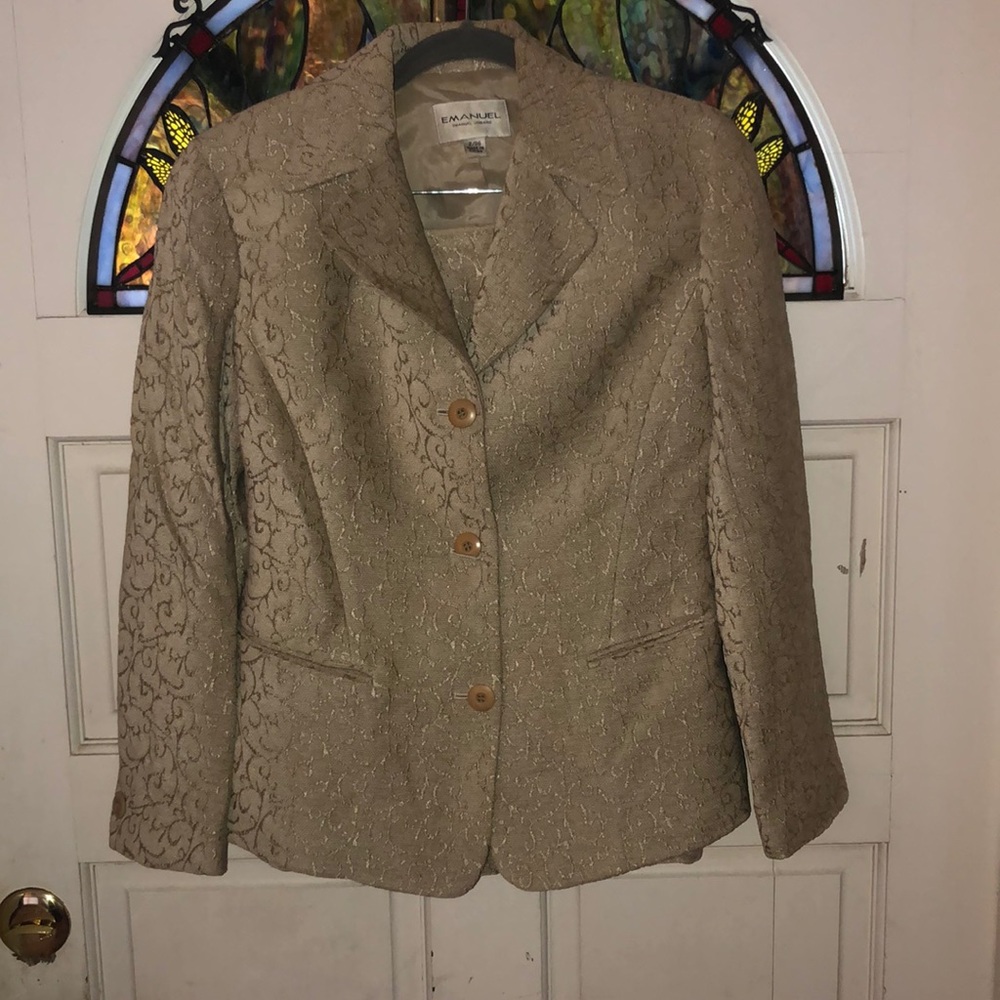 Emanuel 2pc suit. Acetate, rayon & nylon in size 4